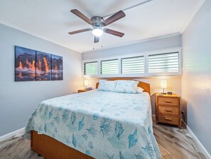 Huoneisto, 1 suuri parisänky ja vuodesohva, lanai, näköala puutarhaan (Kalanikai #118) | 1 makuuhuone, yksilöllisesti sisustettu, yksilöllisesti kalustettu