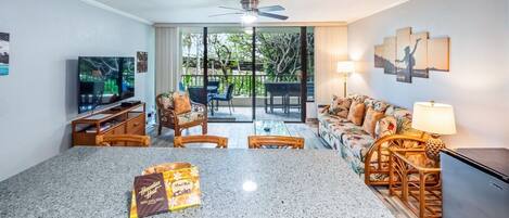 Condo, 1 Katil Raja (King) dengan Katil Sofa, Lanai, Garden View (Kalanikai #118) | Ruang tamu | 50 inci televisyen skrin rata dengan digital