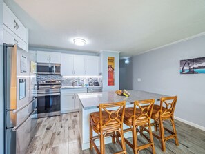 Huoneisto, 1 suuri parisänky ja vuodesohva, lanai, näköala puutarhaan (Kalanikai #118) | Yksityinen keittiö | Jääkaappi, mikroaaltouuni, uuni, liesi