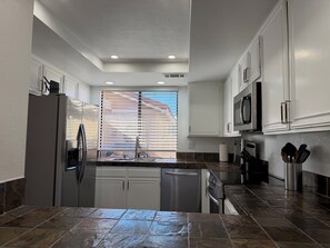 Mikrovågsugn, ugn, spishäll och diskmaskin