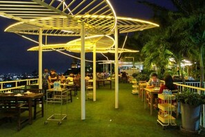 Outdoor dining - Sky Hill Villa Surattthani (Surat Thani)