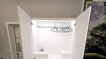 1 bedroom, in-room safe, desk, iron/ironing board