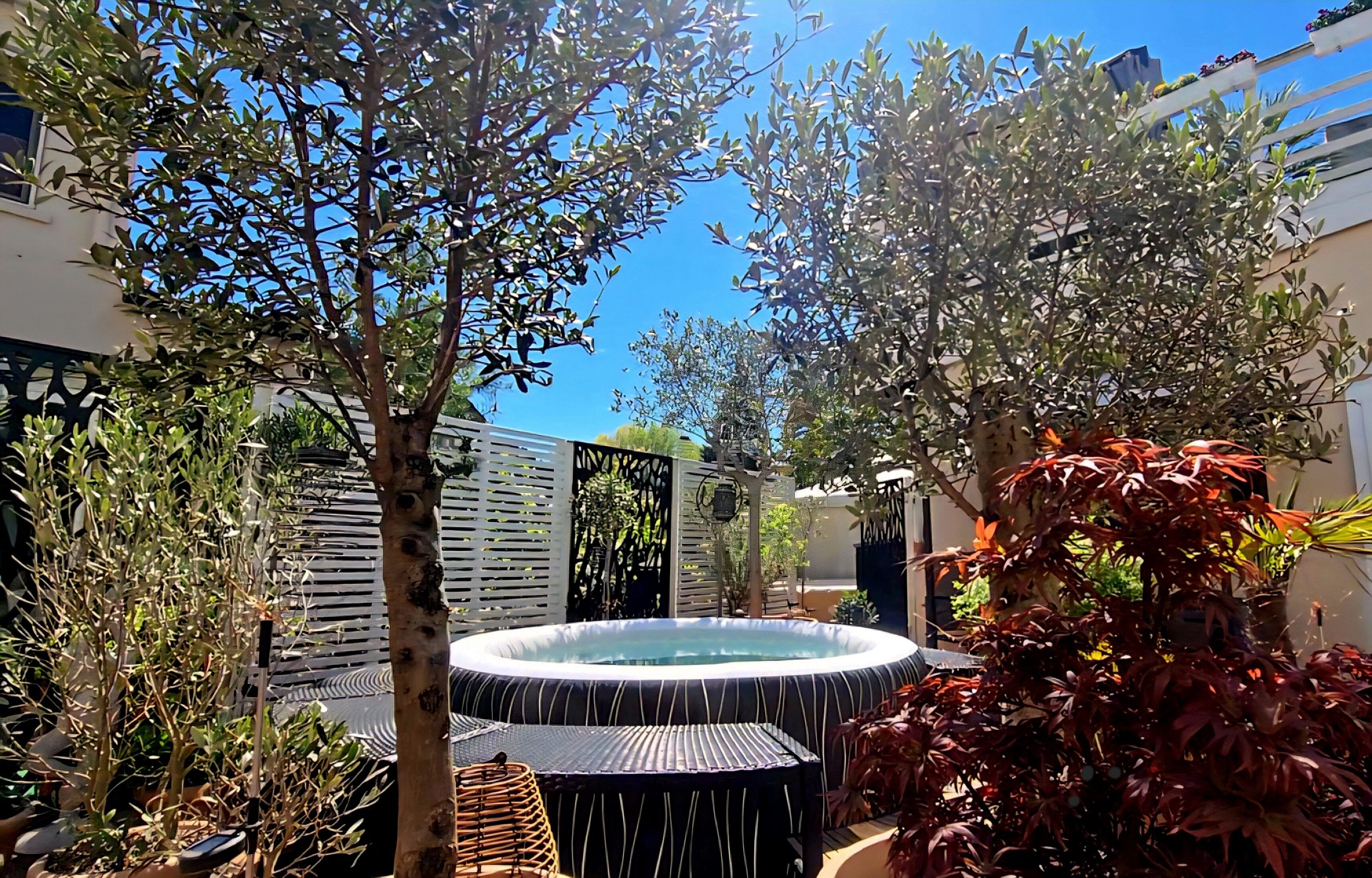 Outdoor spa tub