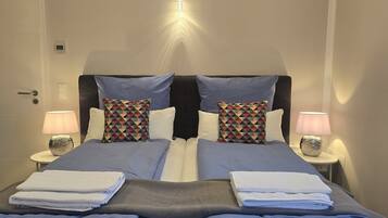 1 Schlafzimmer, Zimmersafe, Schreibtisch, Bügeleisen/Bügelbrett