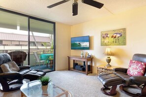 Condo, nhiều giường, ban công, quang cảnh biển (White Sands Village 214) | Khu phòng khách | TV màn hình phẳng 50-inch có truyền hình kỹ thuật số 