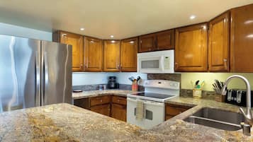 Condo, varias camas, balcón, vista al océano (White Sands Village 214) | Cocina privada | Refrigerador, microondas, horno y parrilla de estufa