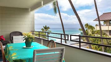 Condo, varias camas, balcón, vista al océano (White Sands Village 214) | Restaurante al aire libre