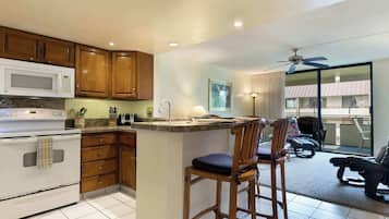 Condo, varias camas, balcón, vista al océano (White Sands Village 214) | Cocina privada | Refrigerador, microondas, horno y parrilla de estufa