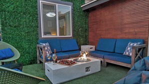 Terrace/patio - Lunar: Old Town Luxury• Heated Pool• 2 Kings• Gameroom• Hottub• Karaoke• Privacy (Scottsdale)