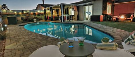 Utendørsbasseng og et oppvarmet basseng