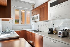 Kjøleskap, ovn, kokeplater og oppvaskmaskin