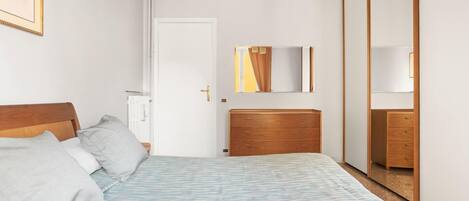 2 habitaciones, tabla de planchar con plancha, wifi y ropa de cama