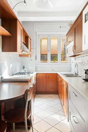 Frigorífico, horno, placa de cocina y lavavajillas