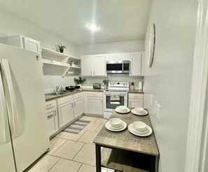 Réfrigérateur, micro-ondes, four, plaque de cuisson