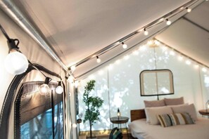 1 bedroom, bed sheets