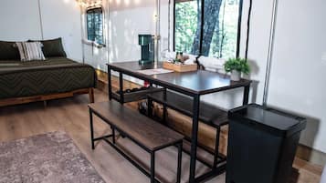 1 bedroom, bed sheets