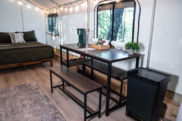 1 bedroom, bed sheets