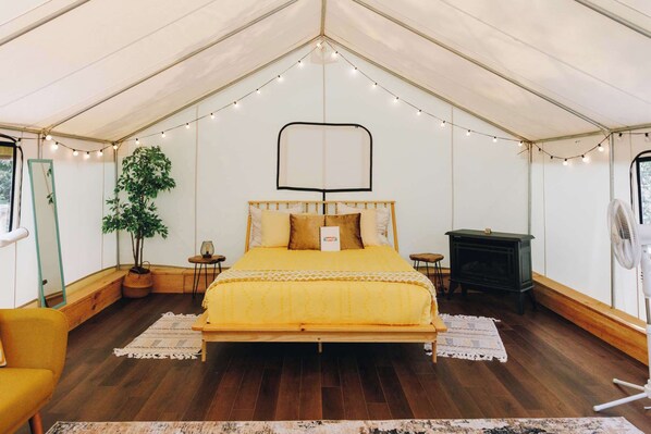 1 bedroom, bed sheets