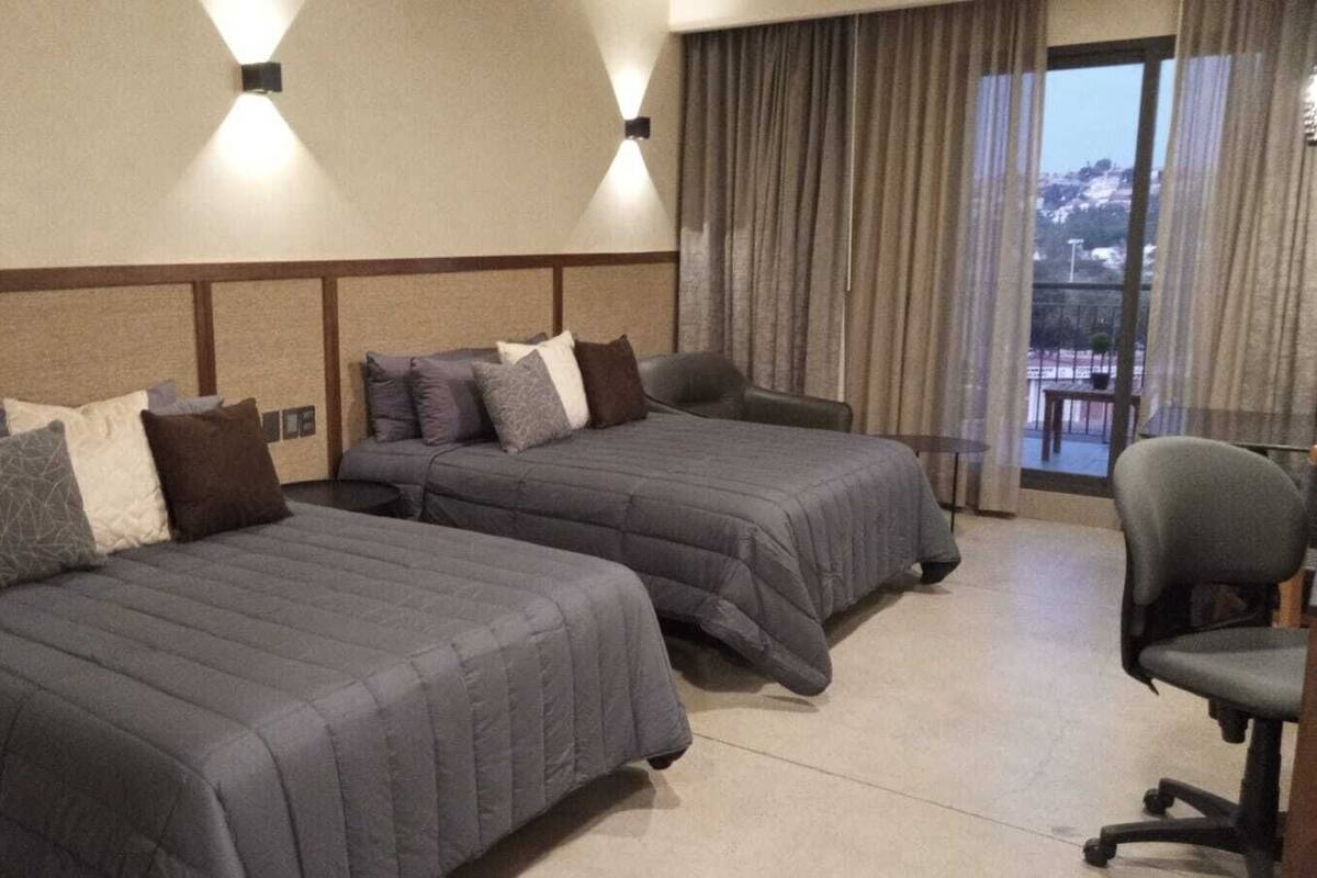 Cubrecamas, caja de seguridad en la habitación y escritorio 