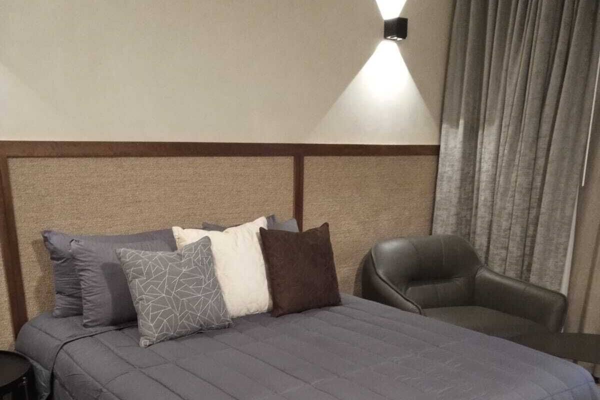 Cubrecamas, caja de seguridad en la habitación y escritorio 