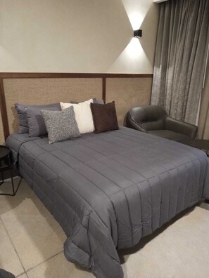 Down comforters, in-room safe, desk, laptop workspace - Hotel Zuma Colony (Corregidora)
