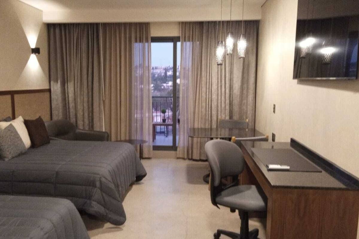 Cubrecamas, caja de seguridad en la habitación y escritorio 