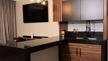 Family Studio Suite, City View | Private kitchen