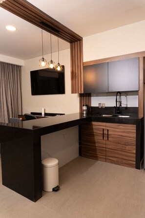 Family Studio Suite, City View | Private kitchen | Electric kettle - Hotel Zuma Colony (Corregidora)