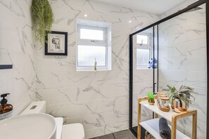 Dusj, hårføner, håndklær og såpe