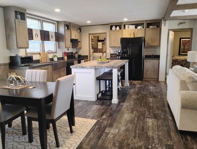 Roomy 3-bedroom horse ranchette with hiking/biking trails. Noccalula & Gadsden