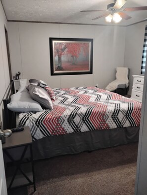 3 habitaciones, tabla de planchar con plancha, wifi y ropa de cama