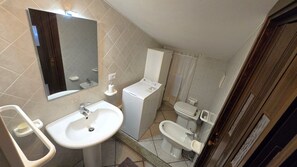 Dusche, Haartrockner, Bidet, Handtücher