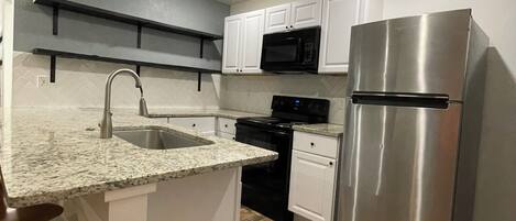 Refrigerador, microondas, horno y parrilla de estufa