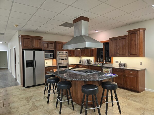 Jääkaappi, mikroaaltouuni, uuni, liesi