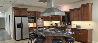 Spacious House Ideal for Sports Teams, Across from Spooky Nook in Manheim, PA