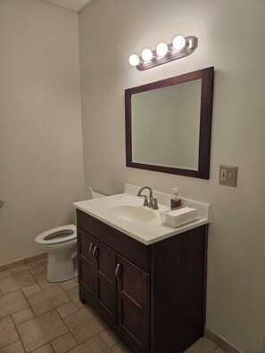 Suihku, hiustenkuivaaja, pyyhkeet, saippua