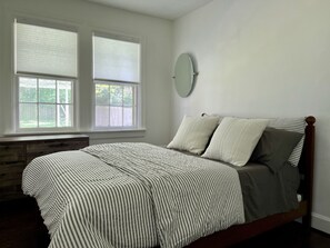 2 soveværelser, pengeskab på værelset, skrivebord, strygejern/strygebræt