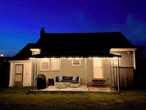 Terrace/patio - Charming East Nashville Cottage with AC, WiFi, Large Backyard (Nashville)