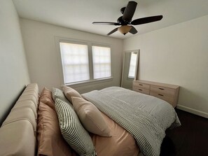 2 soveværelser, pengeskab på værelset, skrivebord, strygejern/strygebræt