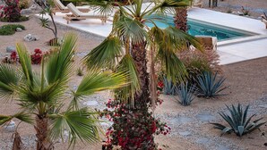 A resort with a pool, palm trees, and a sunset view. - Ola de Luna, Charming bungalow in El Pescadero with AC, Pool and yoga deck. (El Pescadero)