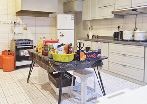 Full-sized fridge, microwave, oven, stovetop