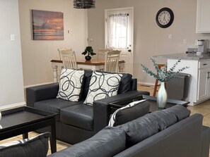 Living area - Located in the heart of Albuquerque. Close to old town, easy access to I 40. (Albuquerque)