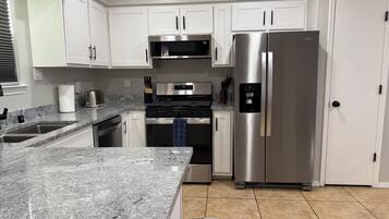 Kjøleskap, mikrobølgeovn, ovn og kokeplater