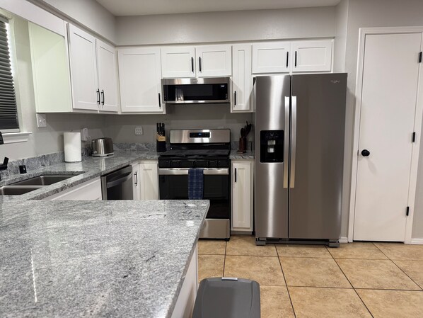 Fridge, microwave, oven, stovetop - Located in the heart of Albuquerque. Close to old town, easy access to I 40. (Albuquerque)