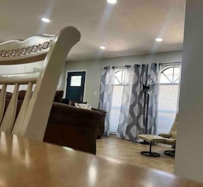 Interior - Located in the heart of Albuquerque. Close to old town, easy access to I 40. (Albuquerque)