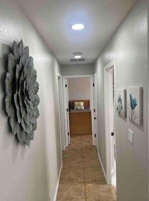 Interior - Located in the heart of Albuquerque. Close to old town, easy access to I 40. (Albuquerque)