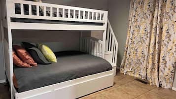 2 habitaciones, tabla de planchar con plancha y cuna de viaje