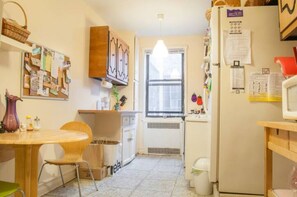 Microwave, oven, stovetop - Charming Quiet Sunny 1br Ditmas Park Close to Train (Brooklyn)