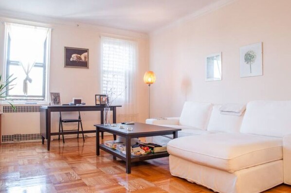 Smart TV - Charming Quiet Sunny 1br Ditmas Park Close to Train (Brooklyn)