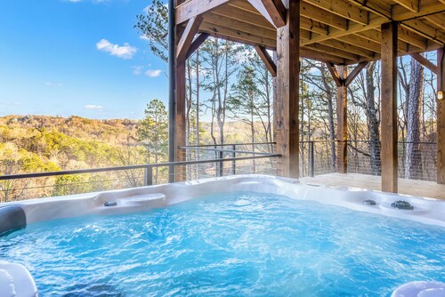 Luxury cabin with hot tub, epic views & space for 10—escape to The Stag’s Leap!